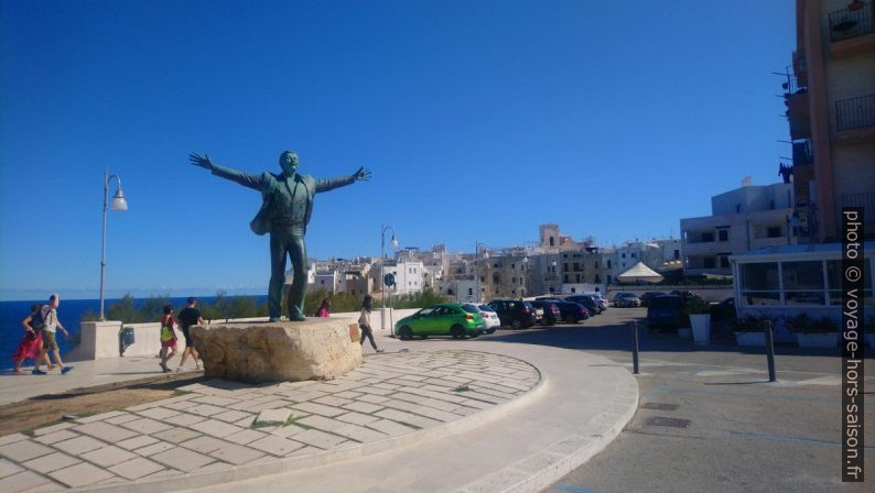 Statue de Domenico Modugno à Polignano. Photo © André M. Winter