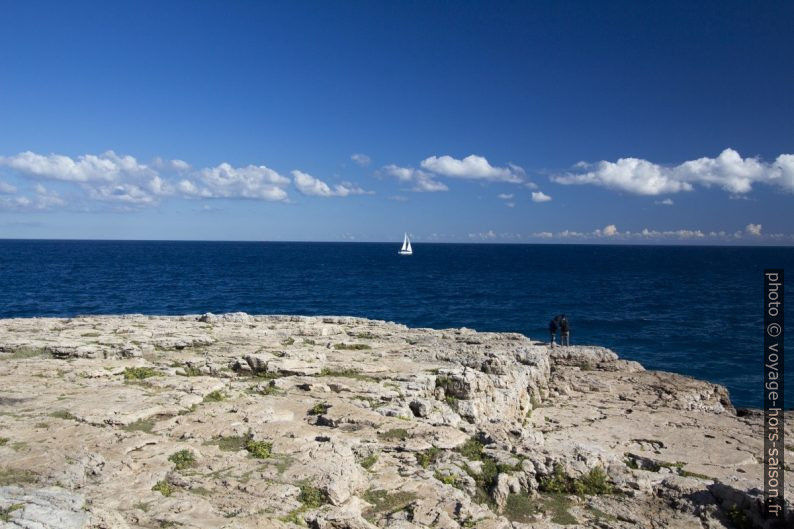 La pointe Pentma Chiatt et la Mer Adriatique au nord-ouest de Polignano. Photo © André M. Winter