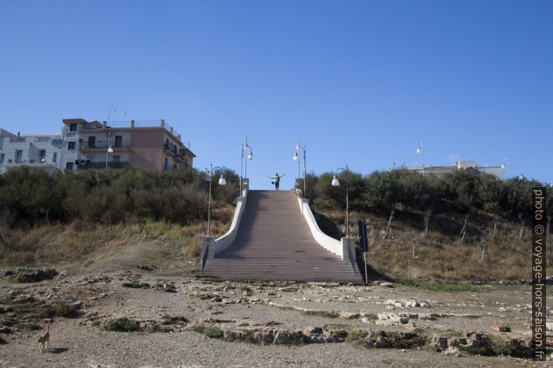 Statue de Domenico Modugno et l'escalier monumental. Photo © André M. Winter