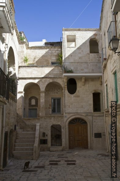 Cour à Polignano. Photo © Alex Medwedeff