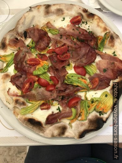 Pizza blanche au prosciutto au restaurant Bella 'Mbriana. Photo © Alex Medwedeff