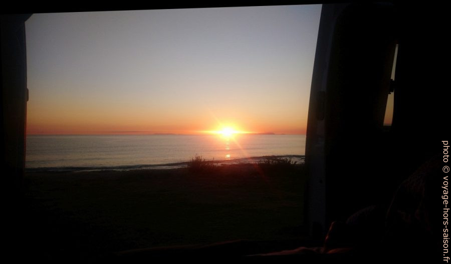 Lever du soleil vu de notre Trafic à Torre Chianca. Photo © André M. Winter