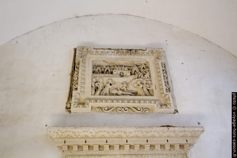 Sculpture dans le passage d'une maison à Lecce. Photo © André M. Winter