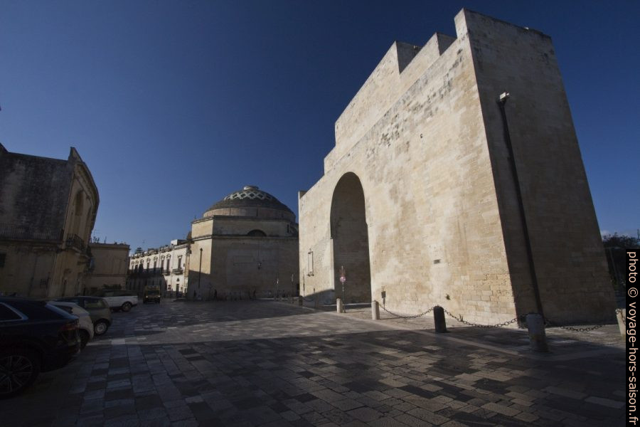 la Porta Napol et la Chiesa di Santa Maria della Porta. Photo © André M. Winter