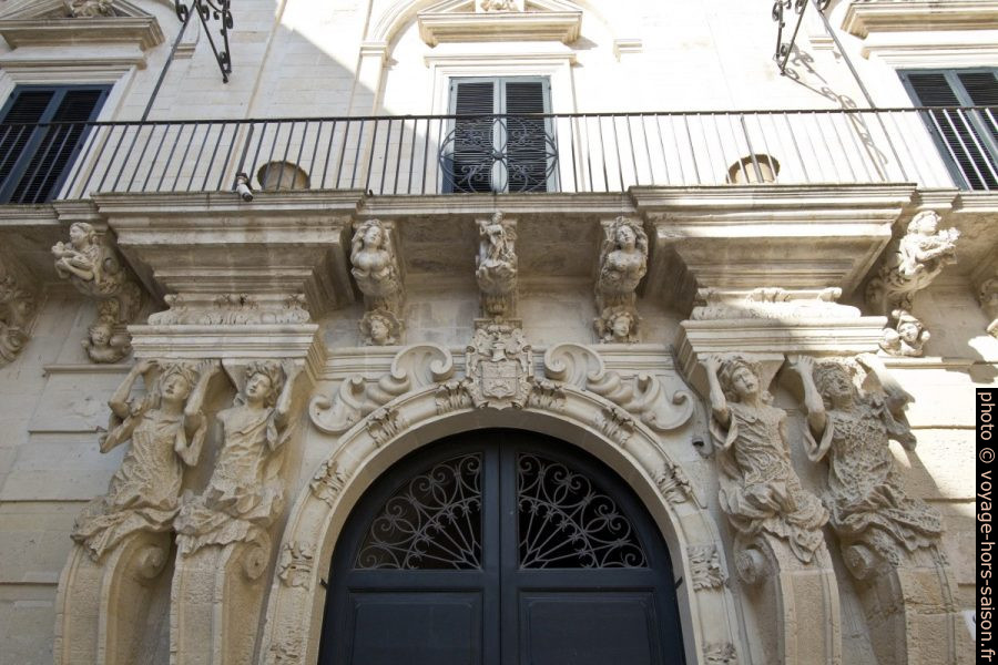 Porte et balcon baroque d'un palais de la Piazzeta Ignazio Falconieri. Photo © André M. Winter