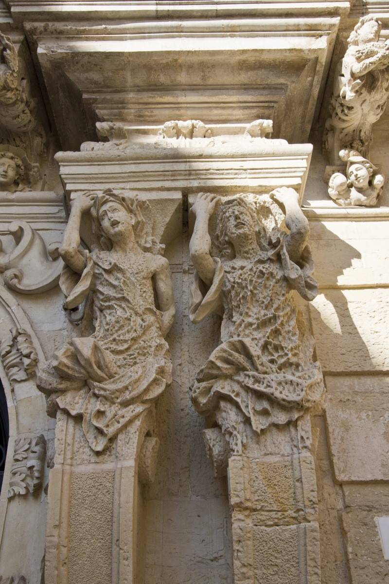 Figures d'un palais baroque de la Piazzeta Ignazio Falconieri. Photo © André M. Winter