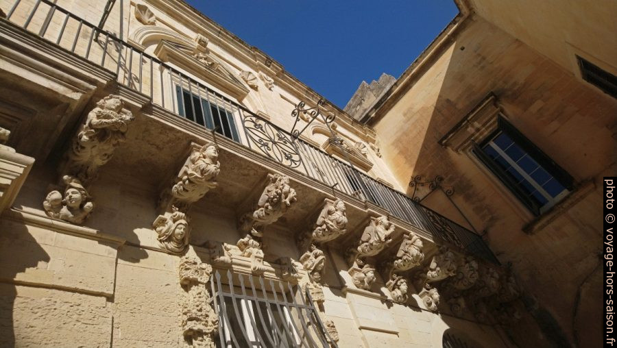 Modillons d'un balcon baroque d'un palais de la Piazzeta Ignazio Falconieri. Photo © André M. Winter