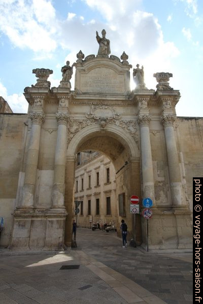 La Porta Rudiae à contre-jour. Photo © André M. Winter