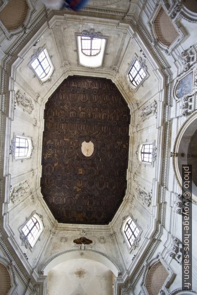 Plafond ovale décoré de papier mâché de la Chiesa di Santa Chiara di Lecce. Photo © André M. Winter