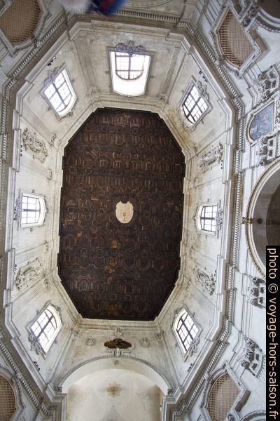 Plafond ovale décoré de papier mâché de la Chiesa di Santa Chiara di Lecce. Photo © André M. Winter