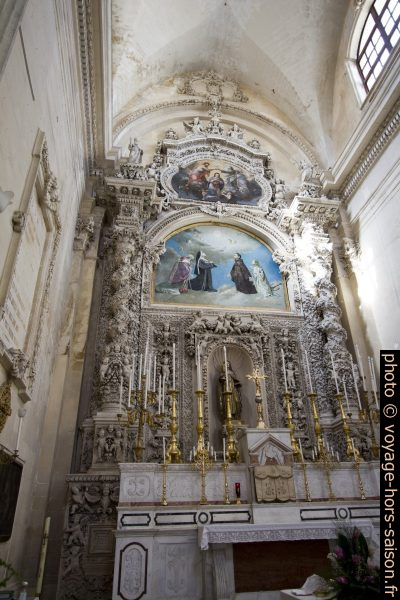 Retable baroque du chœur de la Chiesa di Santa Chiara di Lecce. Photo © André M. Winter