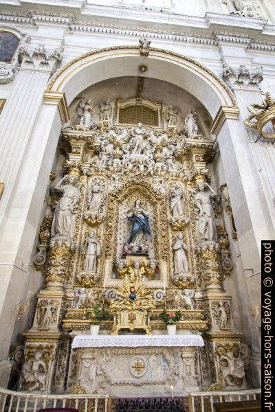 Retable baroque d'une chapelle latérale de la Chiesa di Santa Chiara di Lecce. Photo © André M. Winter