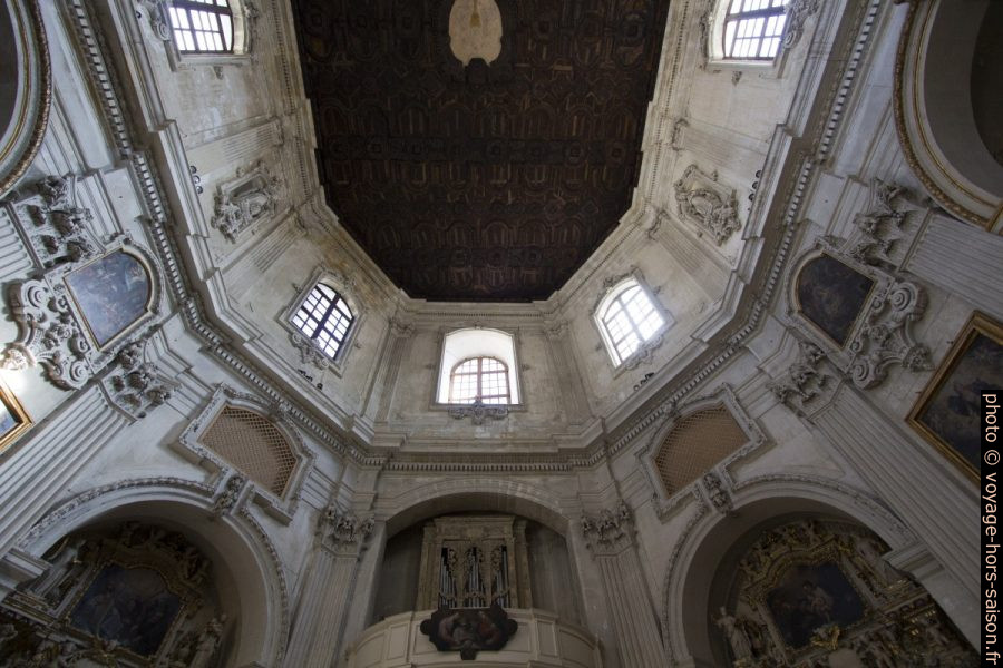 Fenêtre oblique de la façade principale de la Chiesa di Santa Chiara di Lecce. Photo © André M. Winter