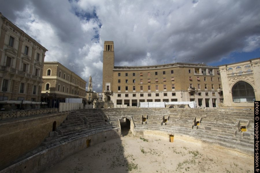 Le Palais de l'Istituto Nazionale Assicurazione de style fasciste et l'Amphithéâtre Romain de Lecce. Photo © André M. Winter