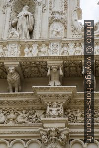 Détail de la façade baroque de la Basilica di Santa Croce di Lecce. Photo © Alex Medwedeff