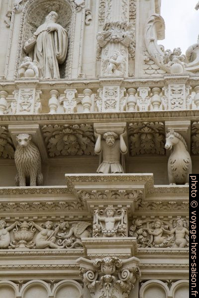Détail de la façade baroque de la Basilica di Santa Croce di Lecce. Photo © Alex Medwedeff