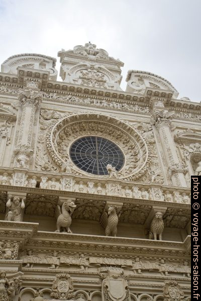 Rosette de la façade baroque de la Basilica di Santa Croce di Lecce. Photo © Alex Medwedeff