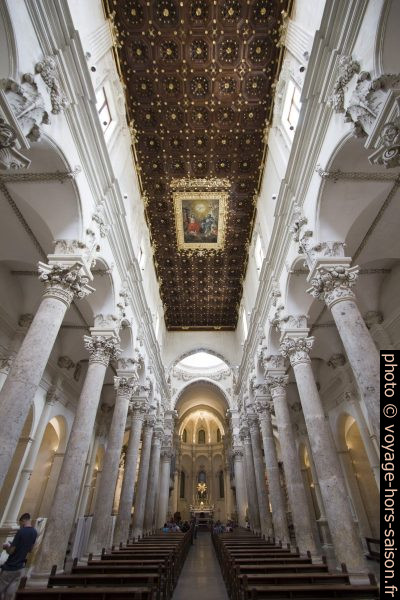 Nef de la Basilica di Santa Croce de Lecce. Photo © André M. Winter