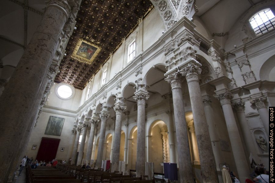 Colonnes d'un collatéral de la Basilica di Santa Croce de Lecce. Photo © André M. Winter