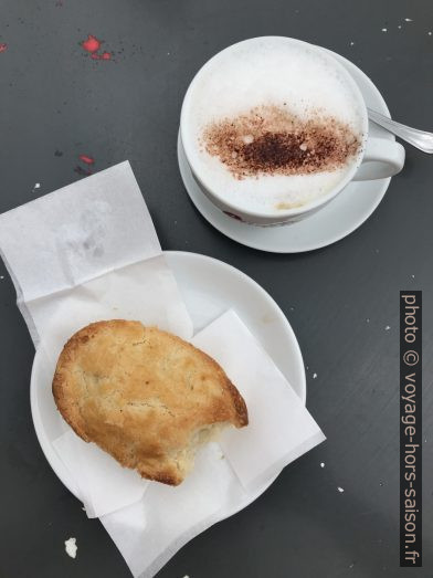 Dolce e cappuccino nel Caffè Palmieri. Photo © Alex Medwedeff