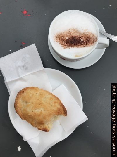Dolce e cappuccino nel Caffè Palmieri. Photo © Alex Medwedeff