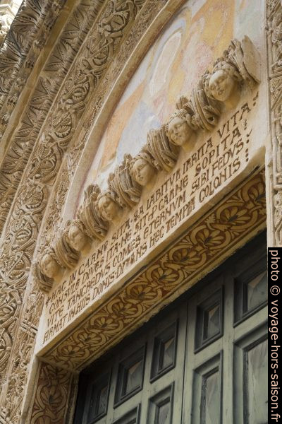 Texte latin sur le linteau de la porte de la Chiesa dei Santi Niccolò e Cataldo. Photo © Alex Medwedeff