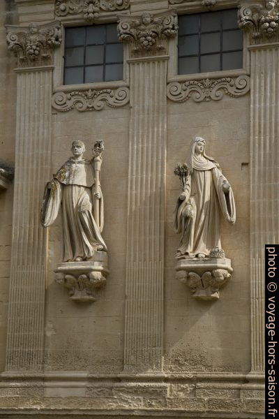 Figures sur la façade de la Chiesa dei Santi Niccolò e Cataldo. Photo © Alex Medwedeff
