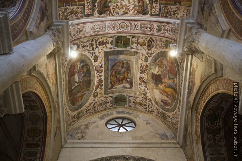 Fresques des voûtes de la nef de la Chiesa dei Santi Niccolò e Cataldo. Photo © André M. Winter