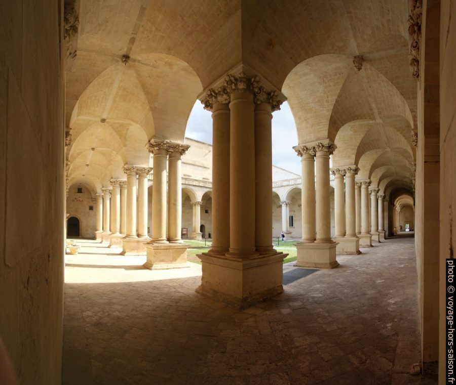 Un angle du couloir du cloître de la Chiesa dei Santi Niccolò e Cataldo. Photo © André M. Winter
