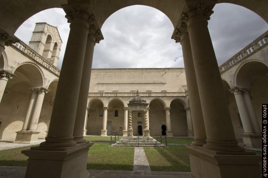 Le cloître de la Chiesa dei Santi Niccolò e Cataldo. Photo © André M. Winter