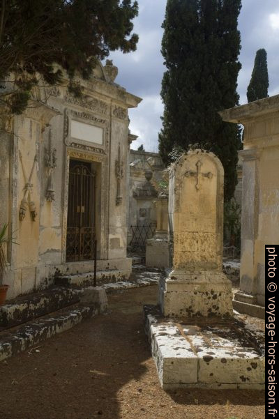 Tombes de l'ancien cimetière de Lecce. Photo © Alex Medwedeff