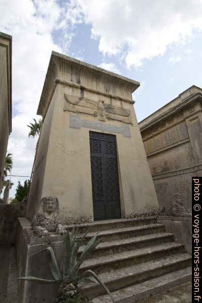 Une tombe de style égyptisant de l'ancien cimetière de Lecce. Photo © André M. Winter