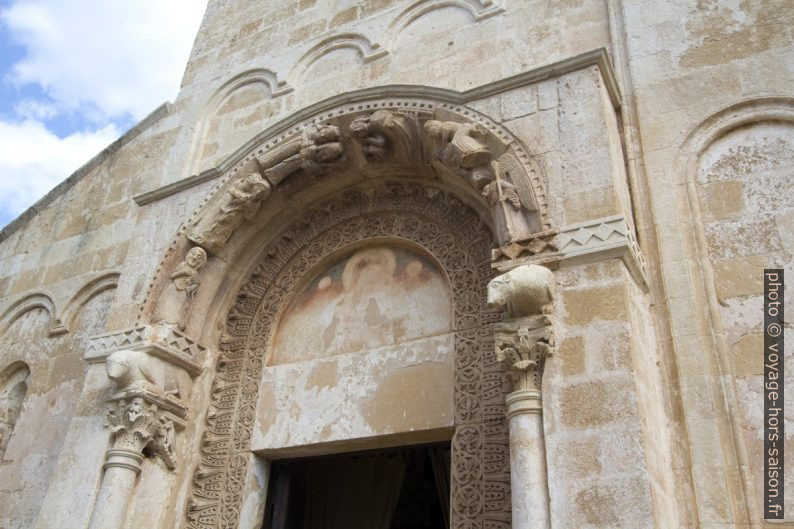 Détail de la porte de l'église Santa Maria a Cerrate. Photo © André M. Winter
