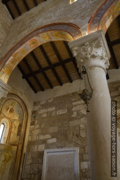 Un arc d'un collatéral de l'église Santa Maria a Cerrate. Photo © André M. Winter