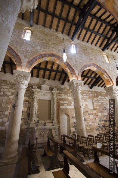 Un collatéral de l'église Santa Maria a Cerrate. Photo © André M. Winter