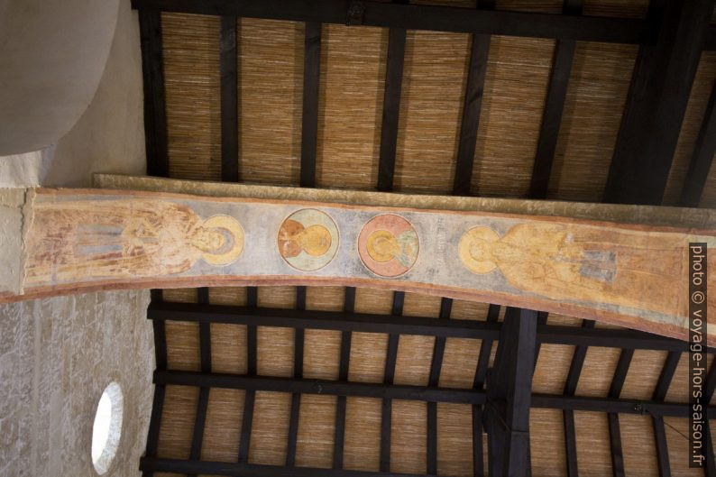 Fresque sous un arc d'un collatéral de l'église Santa Maria a Cerrate. Photo © André M. Winter