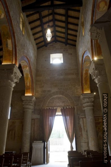 Nef de l'église Santa Maria a Cerrate. Photo © Alex Medwedeff