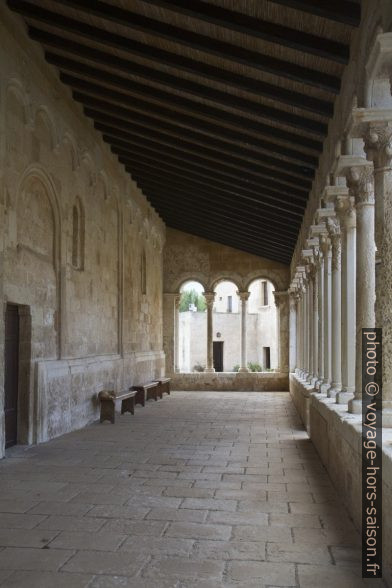 Couloir restant du cloitre de l'Abbaye de Santa Maria a Cerrate. Photo © Alex Medwedeff