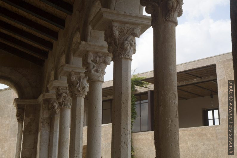 Colonnes du couloir restant du cloitre de l'Abbaye de Santa Maria a Cerrate. Photo © Alex Medwedeff
