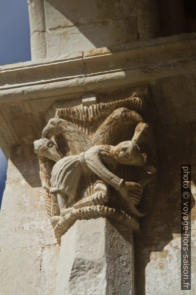 Chapiteau de colonne du couloir restant du cloitre de l'Abbaye de Santa Maria a Cerrate. Photo © Alex Medwedeff