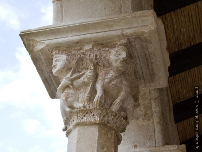 Chapiteau de colonne du couloir restant du cloitre de l'Abbaye de Santa Maria a Cerrate. Photo © André M. Winter