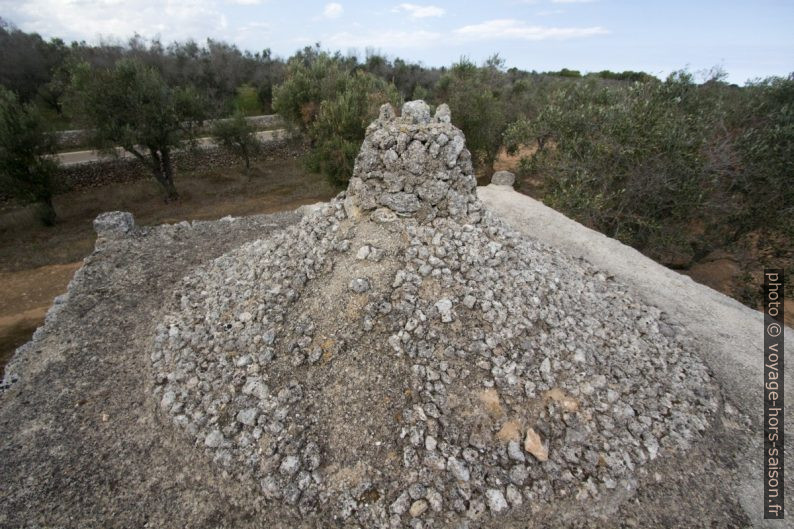 Toit partiellement plat d'un trullo rural rectangulaire. Photo © André M. Winter