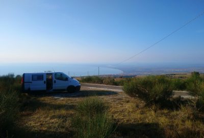 Notre Trafic le matin au-dessus du Golfe de Manfredonia. Photo © André M. Winter