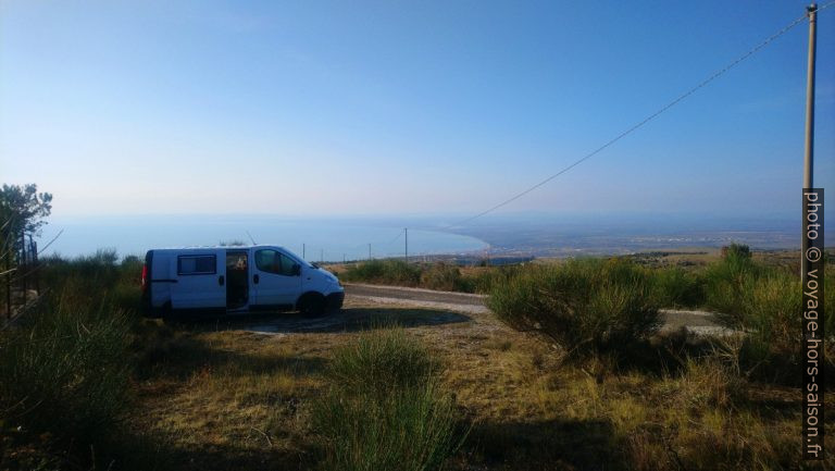 Notre Trafic le matin au-dessus du Golfe de Manfredonia. Photo © André M. Winter