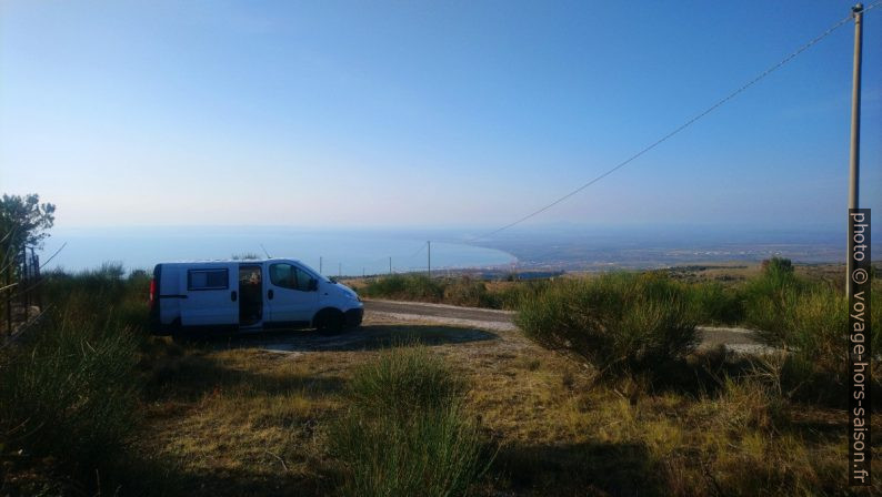 Notre Trafic le matin au-dessus du Golfe de Manfredonia. Photo © André M. Winter