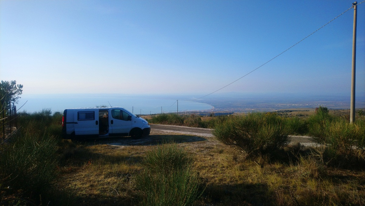 Notre Trafic le matin au-dessus du Golfe de Manfredonia. Photo © André M. Winter