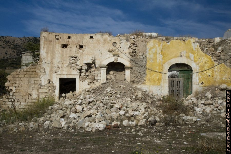 Ruine dans le village Nappitello au sud du Massif de Gargano. Photo © Alex Medwedeff