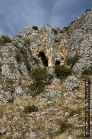 Grottes dans le versant gauche du Valle dell'Inferno. Photo © Alex Medwedeff