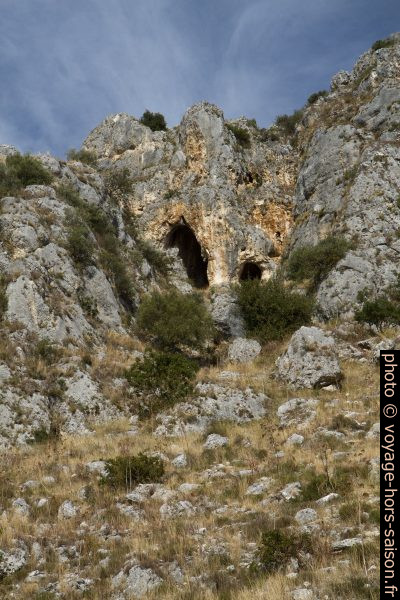 Grottes dans le versant gauche du Valle dell'Inferno. Photo © Alex Medwedeff