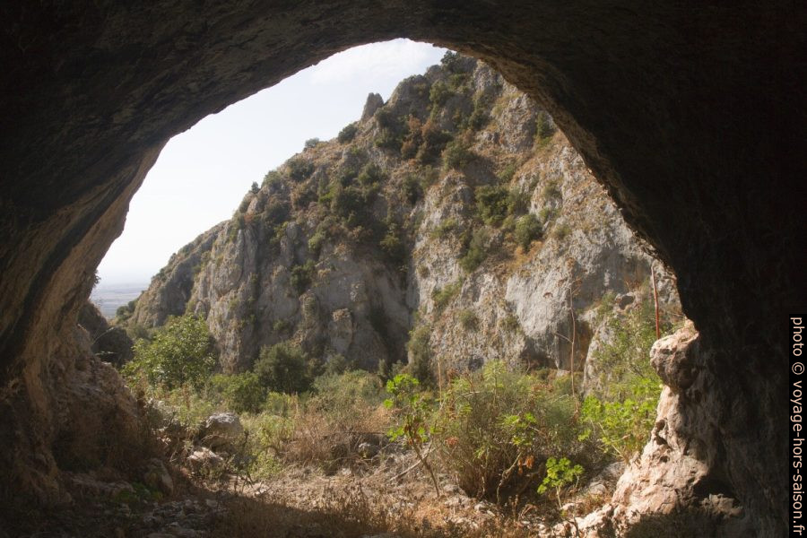 Vue d'une grotte dans le versant gauche du Valle dell'Inferno. Photo © André M. Winter